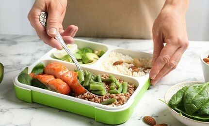 Ernährungskorrektur fir Gewiicht ze verléieren am Bauch a Säiten